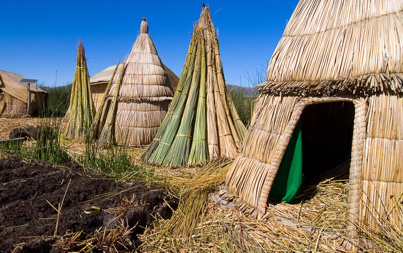 Traditional-reed-huts-Lake-Titicaca-Photo-113.jpg