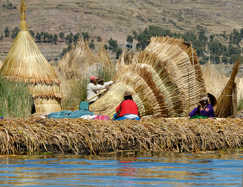 Traditional-reed-huts-Lake-Titicaca-Photo2658B-Edit.jpg