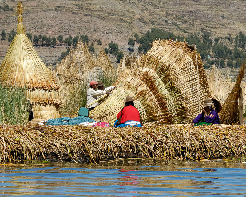 Traditional-reed-huts-Lake-Titicaca-Photo2658B.jpg