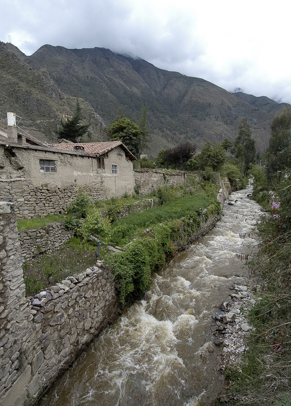 River-moving-thru-town-in-Peru_23_002.jpg