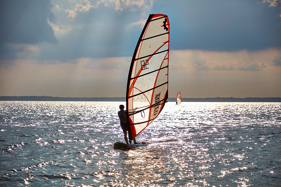 windsurfers-in-indian-river-bay-between-dewey-beach-and-bethany-beach-delaware.jpg