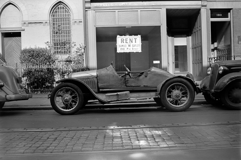 old-car-parked-on-pine-street-1939.jpg