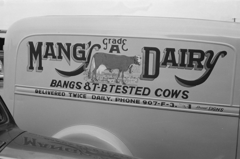 photo-sign-on-milk-wagon-crystal-city-texas.jpg