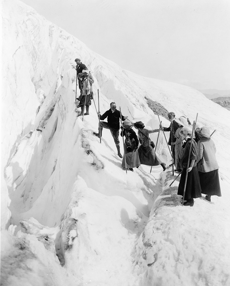 early-1900-group-of-men-and-women-climbing-paradise-glacier-washington.jpg
