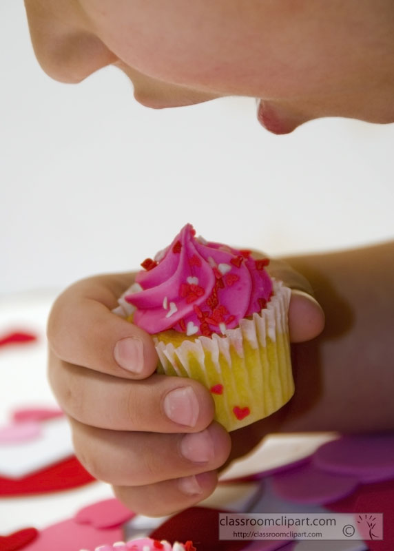 young_boy_eating_cupcake__picture-image3931Aa.jpg