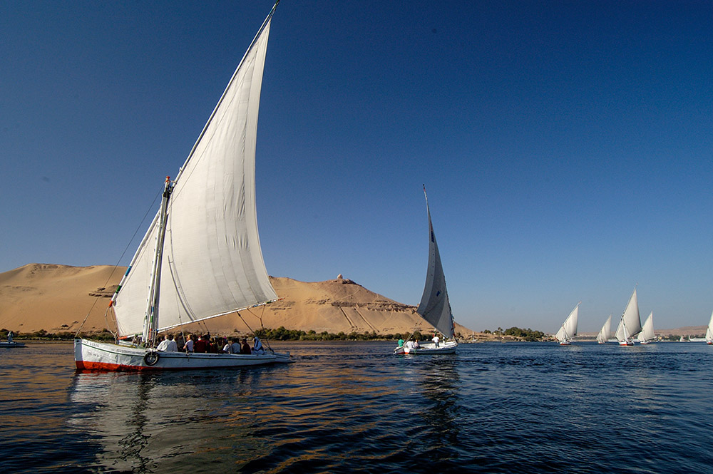 boat-sailing-on-the-nile-river.jpg