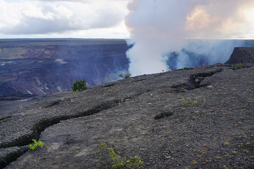 fissures-cracks-and-sinkholes-hawaii-volcano.jpg