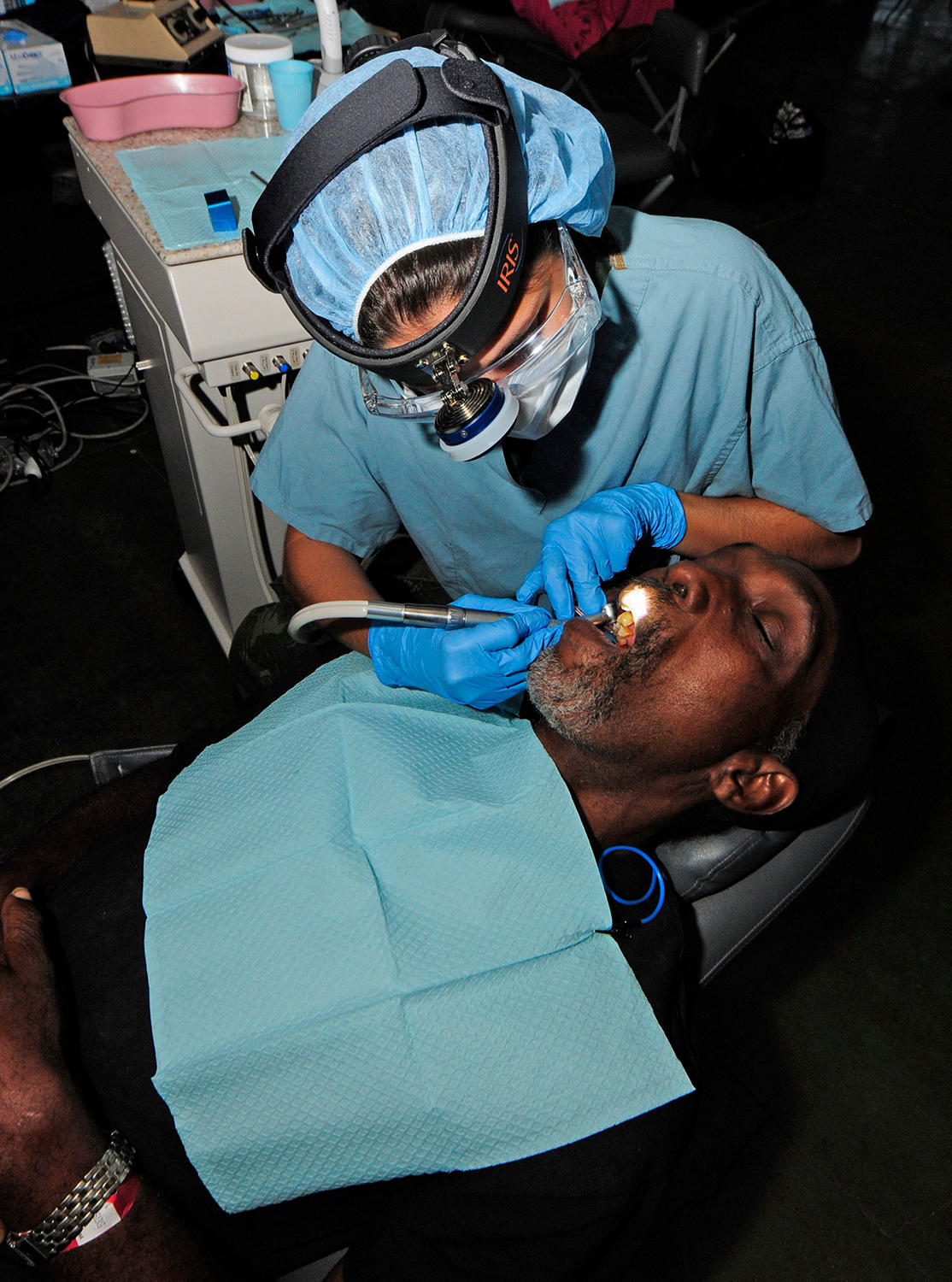 dentist-fills-a-patient-tooth_28.jpg