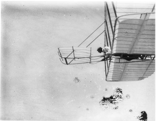 Wilbur_in_1901_glider.jpg
