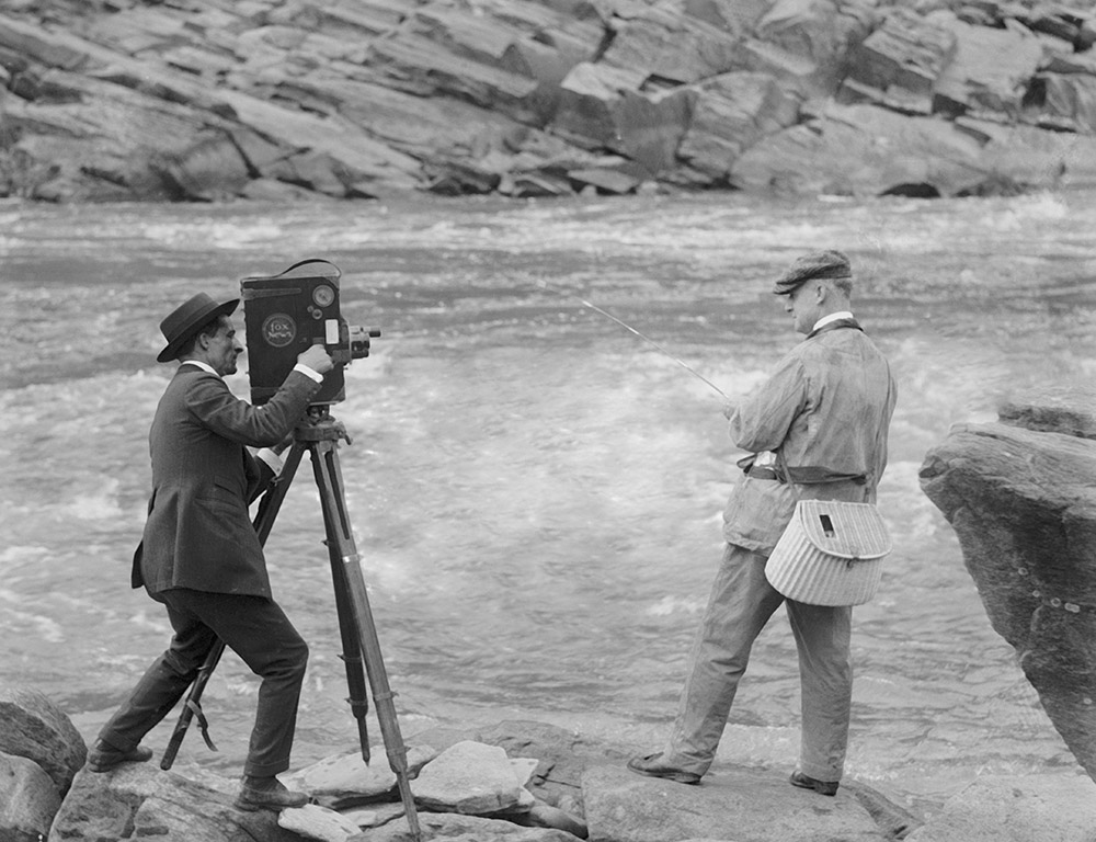 photographer-with-man-fishing-1920.jpg