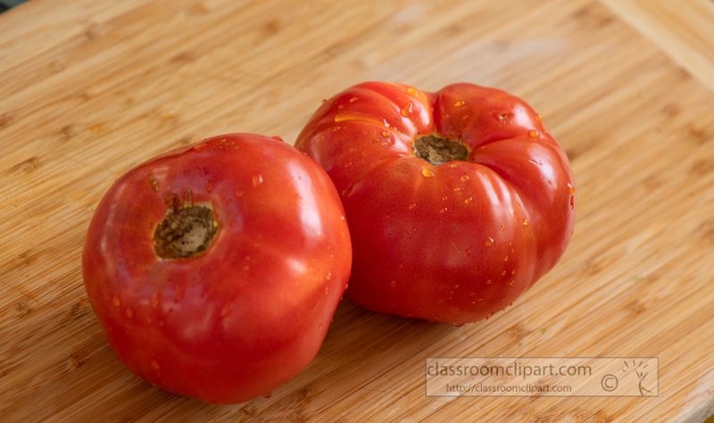 ripe-whole-tomatoes-on-cutting-board-8500298.jpg