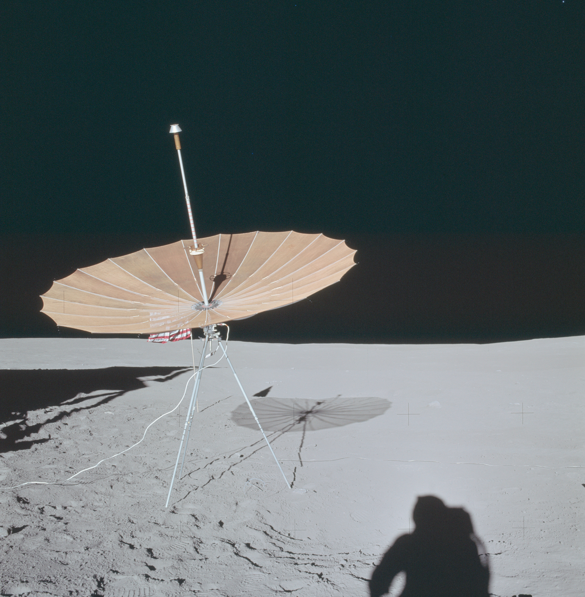 apollo-14-s-band-antenna-and-the-flag-directly-behind-it-on-moon.jpg