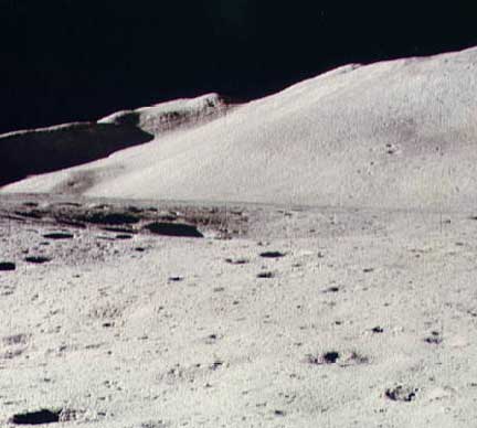 Сокровище луны гелий 3 ответы. Аполлон 15 разлом. Гора Хэдли Дельта на Луне.