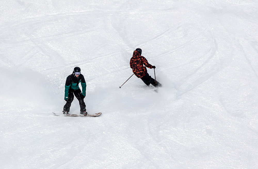 skiers-on-vail-mountain-in--colorado.jpg