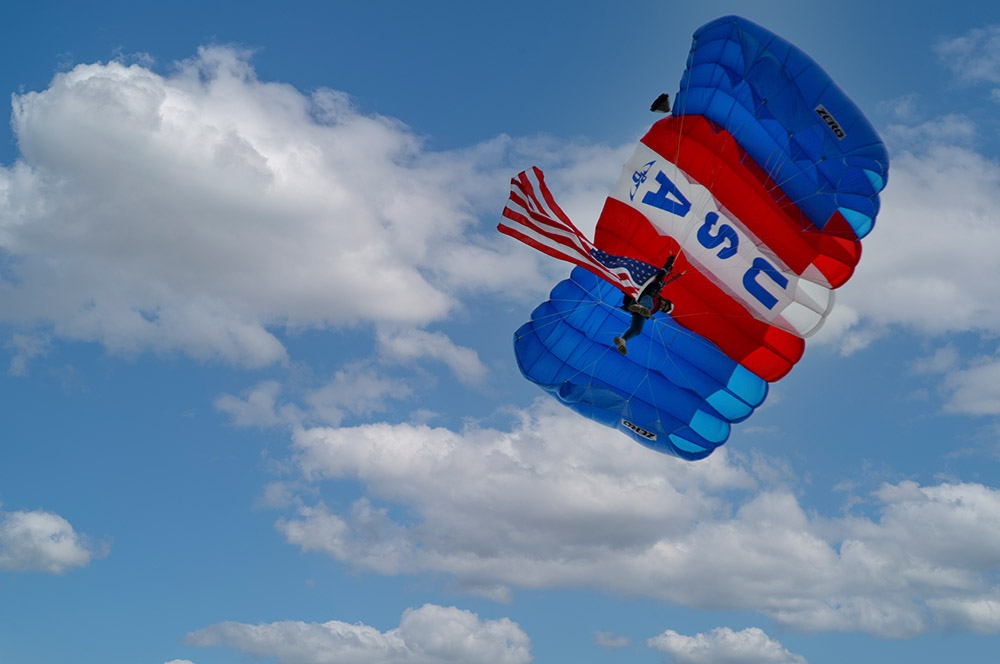airforce-parachuter-at-airshow-698a.jpg