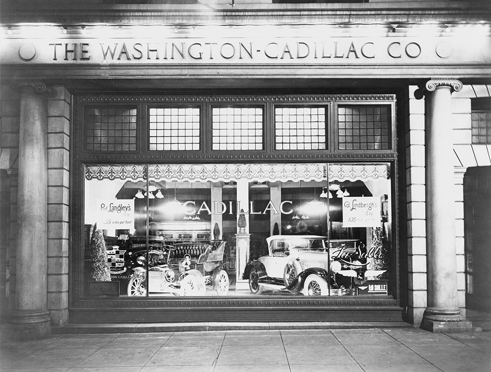 automobiles-in-window-of-the-washington-cadillac-co-1927.jpg