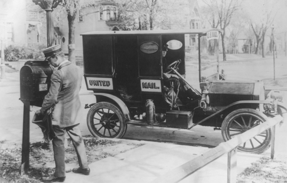 mailman-emptying-mailbox-1920.jpg