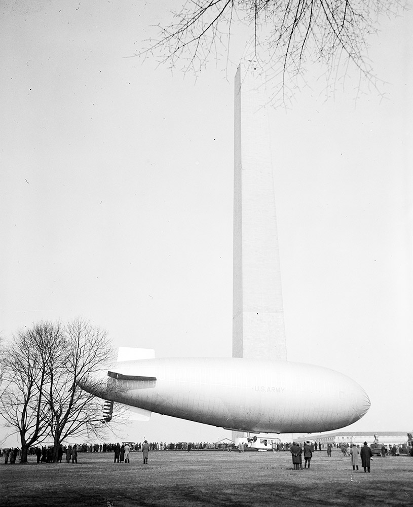 army-blimp-landing-at-washington-monument-washington-dc-1932.jpg