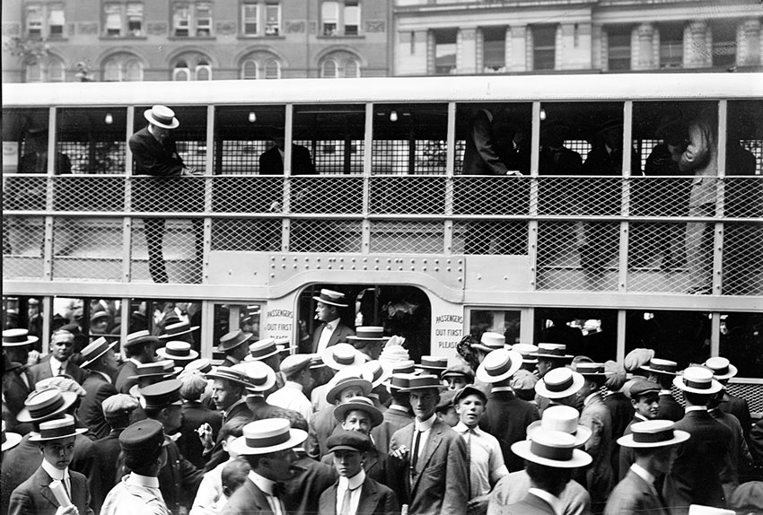 double-decter-streetcar-in-new-york-1915.jpg