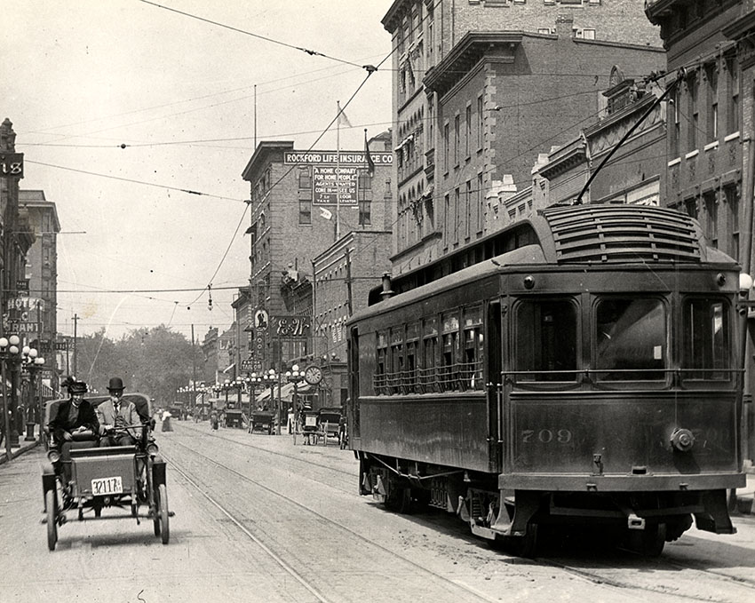 street-railway-scene-in-rockford-iliinois-1932.jpg