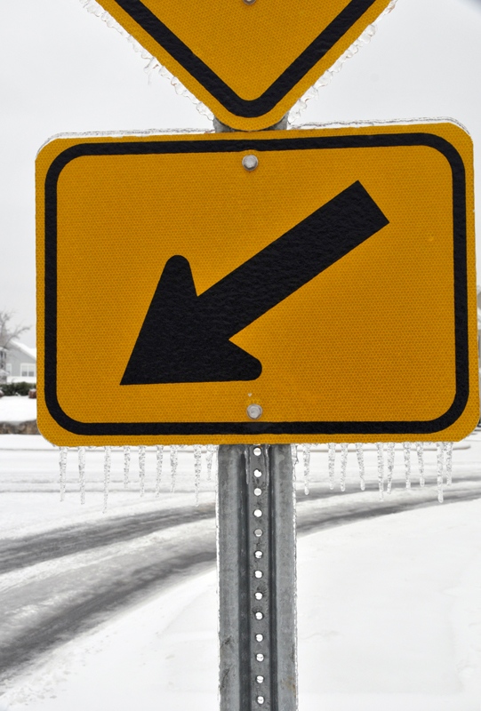 arrow-traffic-sign-with-icycles-in-winter.jpg