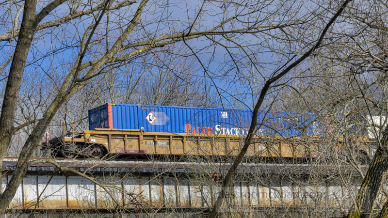 train-traveling-on-bridge-over-river-in-tennessee-photo-850227.jpg