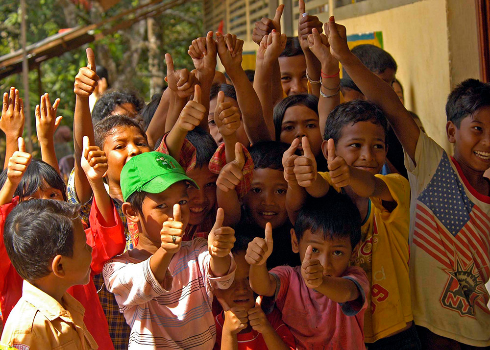 indonesian-children-give-a-thumbs-up-in-for-relief-aid.jpg