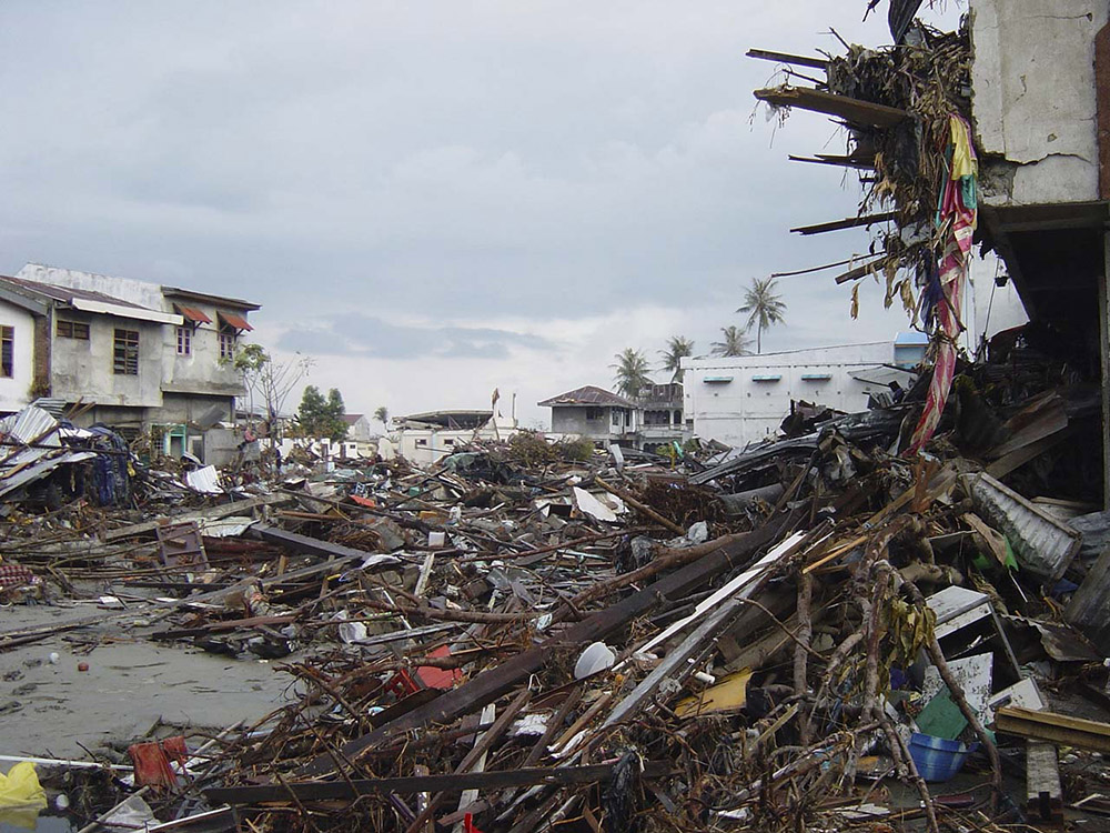 tsunami-sumatra-indonesia_debris-in-streets.jpg